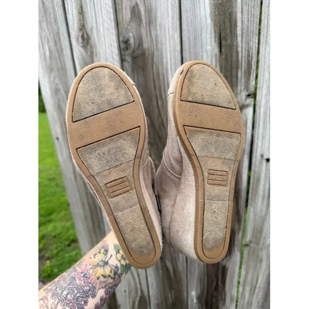 Boho Casual TOMS Desert Wedge Booties Size 8 Taupe Suede Lace Up Chukka